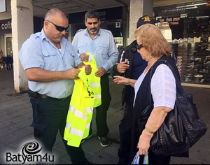 מחלקים אפודים לקשישים | צילום: חמוטל כהן