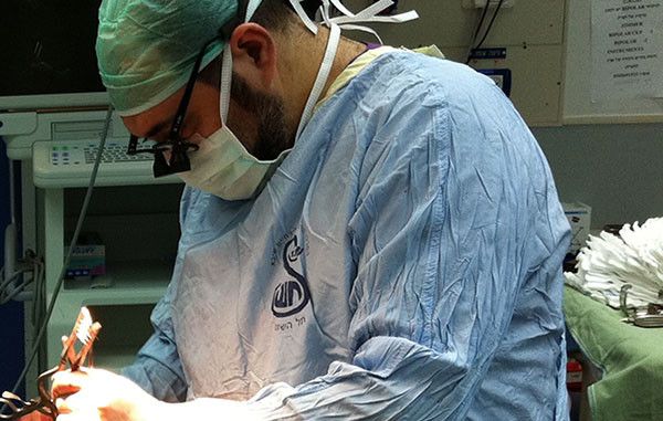 ד"ר יעקובוביץ' בחדר ניתוח