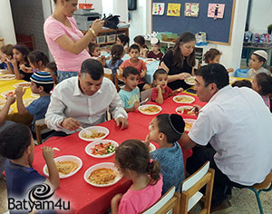 בכר וללוש סועדים בצהרון | צילום: תומר שמש