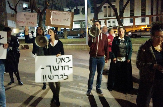 ההפגנה אתמול מול בית הכנסת מרום ישראל | צילום: טלי בנדו לאופר