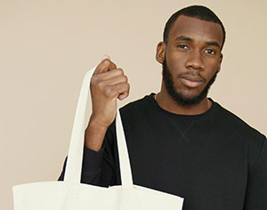 צ'לסי: רשת בגדי היד השנייה שמובילה את תרבות ה-"בואו נעביר את זה הלאה"