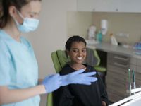 אם הבעיה היא בחניכיים חובה לעשות בדיקה אצל מומחה חניכיים