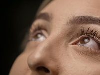 שגרת טיפוח עור נכונה לאמהות טריות: שילוב מוצרי זו סקין בשגרה העמוסה