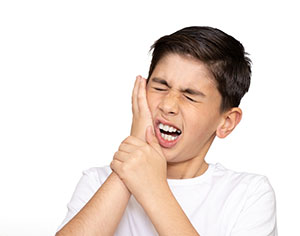 הילד חטף מכה בשיניים? מומחי כללית סמייל מסבירים כיצד לפעול נכון